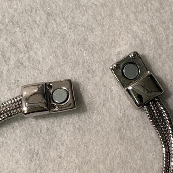 Chico's Reversible Navy Fuchsia Teardrop Silver Tone Magnetic Close Bracelet NWT - Picture 6 of 7